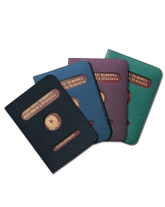 Copertina in PVC per passaporto formato classico. Fustellatura per lettura dicitura nazione. Colori assortiti. Dimensioni chiuso 13,5x10cm. Dimensioni aperto 13,5x19,7cm.