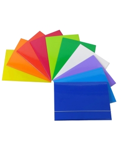 In cartone plastificato dai colori brillanti con alette e chiusura ad elastico. Colori assortiti: rosso - azzurro - verde - giallo - arancio.