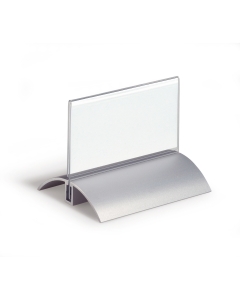 In acrilico trasparente e base in alluminio. Questi portanome da tavolo si adattano a qualunque ambiente grazie alla loro eleganza e design. Dotati di cartoncino inserto bianco stampabile con software duraprint.