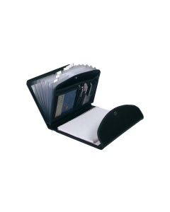 Classificatore nero  portablocco a 6 scomparti, fornito di blocco A4, sostituibile con quaderno a blocco spirale. Tasche con chiusura a zip a porta penne. Formato: 25,5x33cm per A4.
