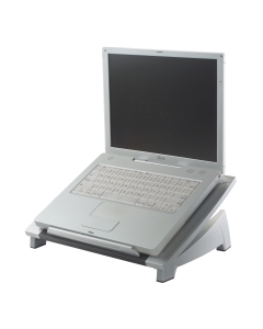 Supporto notebook consente di avere il laptop alla giusta inclinazione. Il fermo frontale mantiene il portatile al suo posto. Regolabile da 11 a 16,5cm. Portata massima 5 kg. Dimensioni: 10,4x38,6x36cm