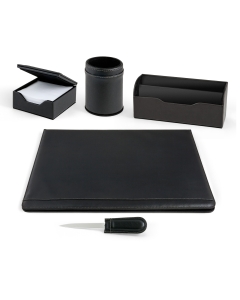 Set da scrivania in materiale sintetico morbido di colore nero composto da: apribusta, portanotes completo di foglietti, sparticarte e sottomano doppio 50x35cm.
Colore: nero.