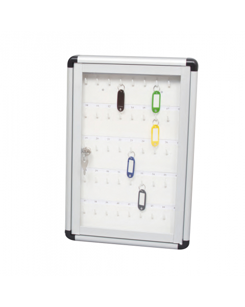 BACHECA MURALE CON PANNELLO IN ACCIAIO LACCATO E GANCI NUMERATI. STRUTTURA IN ALLUMINIO ANODIZZATO. ANTA BATTENTE IN ACRILICO CON SERRATURA. Le file dei ganci distano fra loro (sopra e sotto) di 6,3cm. DIMENSIONI (BXH): 30X45CM - 45 POSTI CHIAVE