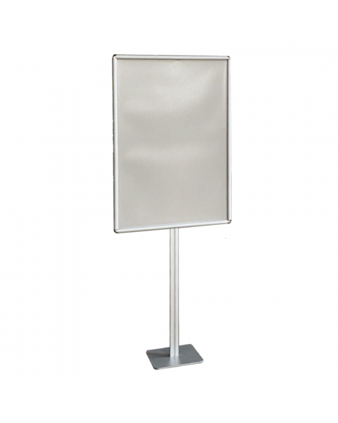 Il porta poster da terra 70×100 ST è la soluzione ideale per chi deve cambiare frequentemente la comunicazione. Struttura autoportante mono o bifacciale InUNO, con montante centrale in alluminio anodizzato silver; cornice a scatto “click-clak” con angoli 