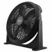 Ventilatore da terra e da parete con telecomando. Display laterale che consente una visualizzazione rapida delle impostazioni settate. Maniglia integrata sul retro Assicura un comodo utilizzo ed un facile trasporto del ventilatore. Diametro 50 cm - 5 pale