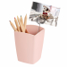 Portapenne dal design contemporaneo. Adatto per l'ufficio e per la casa. I suoi due scomparti permettono di separare gli oggetti mantenendoli ben disposti verticalmente. Eccellente stabilità. Capacità: 32 penne. Dimensioni: 74 x 74 H 95 mm. Realizzato al 