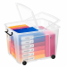 Contenitori multiuso in plastica trasparente ideali per riordinare e archiviare in modo intelligente e pratico. Dotati di maniglie a clip e di coperchio pieghevole per permettere l'accesso al contenuto anche quando fissato sul contenitore. Molto robusti e
