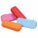 Astuccio rettangolare in silicone. Dotato di zip colorato, scompartimento porta oggetti e retro lunguetta portapenne con alloggio. In 4 colori assortiti (azzurro, arancione, corallo e fucsia) Dimensione: 12x20cm.