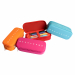 Astuccio rettangolare in silicone e poliestere. Dotato di ampia tasca portaoggetti ed ulteriore scomparto con 4 elastici portapenne. In 4 colori assortiti (azzurro, arancione, corallo e fucsia).