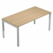 Scrivania con fianchi a ponte in metallo verniciato, dimensioni: L140 x P80 x H72,5cm. Scrivanie con dimensioni conformi alle normative sulla sicurezza dei posti di lavoro in ufficio. Dotate di bordatura dei piani in ABS 2mm antishock ed assenza di spigol