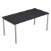 Scrivania con fianchi a ponte in metallo verniciato, dimensioni: L180 x P80 x H72,5cm. Scrivanie con dimensioni conformi alle normative sulla sicurezza dei posti di lavoro in ufficio. Dotate di bordatura dei piani in ABS 2mm antishock ed assenza di spigol