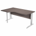 Scrivania compact sinistro sagomata con fianchi grigio alluminio. Spessore 22mm. Completi di canalina passacavi e piedini regolabili in altezza e supporto metal. Desktop con bordo anti urto in ABS da 2mm. Dimensioni: 160x60/80/100x72cm.