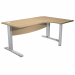 Scrivania Compact Destro fianchi a L in metallo L160 x P120/80/60 x H73cm. In materiale melaminico classe E1 con finitura antigraffio e antiriflesso. Piani spessore 25mm completo di due anelli passacavi e bordo antiurto in ABS 2mm, piedini regolabili in a