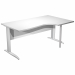 Scrivania compact destro sagomata con fianchi metal ad L grigio alluminio. Spessore 22mm. Completi di canalina passacavi e piedini regolabili in altezza e supporto metal. Desktop con bordo anti urto in ABS da 2mm. Dimensioni: 160x60/80/100x72cm.