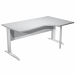 Scrivania compact destro sagomata con fianchi metal ad L grigio alluminio. Spessore 22mm. Completi di canalina passacavi e piedini regolabili in altezza e supporto metal. Desktop con bordo anti urto in ABS da 2mm. Dimensioni: 160x60/80/100x72cm.