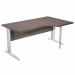 Scrivania compact destro sagomata con fianchi metal ad L grigio alluminio. Spessore 22mm. Completi di canalina passacavi e piedini regolabili in altezza e supporto metal. Desktop con bordo anti urto in ABS da 2mm. Dimensioni: 160x60/80/100x72cm.