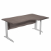 Scrivania compact destro sagomata con fianchi metal ad L verniciati effetto cromato. Spessore 22mm. Completi di canalina passacavi e piedini regolabili in altezza e supporto metal. Desktop con bordo anti urto in ABS da 2mm. Dimensioni: 160x60/80/100x72cm.