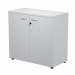Armadio modulare basso a 2 ante battenti con serratura e 1 ripiano spostabile. Dimensioni: L90 x P44 x H85 cm. Linea di armadi componibile particolarmente robusti e stabili, costituiti da struttura bassa da 85cm, alta da 200cm e completabili con sopralzo 