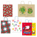 Shopper regalo realizzato in carta kraft bianco con stampe a colori. Dotato di manici in carta ritorta. Assortimento di 5 differente fantasie.