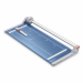 taglierina a rullo con pressino automatico trasparente - squadra laterale - piano quadrettato con linee in formato DIN e suddivisione in cm - lama circolare rotante molata - lama inferiore molata. 
Marginatore posteriore regolabile. 
Opzionale barra per r