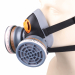 Semi-maschera bifiltri: corpo della maschera in polipropilene (PP) e in termoplastica. Munita di 2 filtri A2 e 2 prefiltri P3. Fasce elastiche. Corpo della maschera: polipropilene (PP) rivestito in termoplastica TPE. Bande: elastanne. Filtri: Corpo in pla