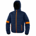 Piumino impermeabile unisex con imbottitura in fibra di poliestere 100% riciclata e tessuto antistrappo Ripstop. Cappuccio fisso e chiusura con zip. 2 tasche esterne con zip e 1 interna. Su ordinazione tutte le taglie da S a 3XL.