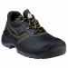 Scarpa con tomaia in Pelle crosta pigmentata. Fodera: Poliammide mesh. Soletta di pulizia staccabile preformata. Sopra poliestere su EVA. Suola Iniettata, PU doppia densità. Puntale resistente agli urti. Suola con rilievi resistente allo scivolamento. Pro