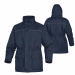 Parka in poliestere rivestito in PVC adatto per freddi estremi (-20°C). Cuciture impermeabili. Chiusura zip anti-freddo sotto baverina stringente a pressione. Vita regolabile tramite elastico. 4 tasche. Fodera in taffetà poliestere foderato.Cappuccio imbo
