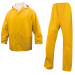 Completo da pioggia giacca + pantalone. Poliestere con spalmatura interna ed esterna in PVC; cuciture saldate. Giacca con cappuccio fisso e chiusura zip antifreddo. Pantalone con elastico in vita e bottoni a pressione in fondo alle gambe. Categoria DPI: 2