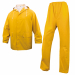 Completo da pioggia giacca + pantalone. Poliestere con spalmatura interna ed esterna in PVC; cuciture saldate. Giacca con cappuccio fisso e chiusura zip antifreddo. Pantalone con elastico in vita e bottoni a pressione in fondo alle gambe. Categoria DPI: 2
