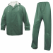 Completo da pioggia giacca + pantalone. Poliestere con spalmatura interna ed esterna in PVC; cuciture saldate. Giacca con cappuccio fisso e chiusura zip antifreddo. Pantalone con elastico in vita e bottoni a pressione in fondo alle gambe. Categoria DPI: 2