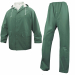 Completo da pioggia giacca + pantalone. Poliestere con spalmatura interna ed esterna in PVC; cuciture saldate. Giacca con cappuccio fisso e chiusura zip antifreddo. Pantalone con elastico in vita e bottoni a pressione in fondo alle gambe. Categoria DPI: 2