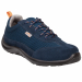 Scarpa bassa S1P con tomaia in pelle scamosciata e poliestere «mesh». Soletta di pulizia staccabile preformata (poliestere su EVA). Suola iniettata - PU mono-densità. Puntale in metallo. Categoria DPI: 2. Certificazione CE. Conformità alle norme EN ISO 20