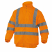 Giubbotto alta visibilità Oxford spalmato PU. Fodera pile poliestere. Maniche staccabili. Cuciture impermeabili. Cappuccio fisso. Collo foderato pile. Polsini e parte bassa bordo a coste. Categoria DPI: 2. Certificazione CE. Conformità alle norme EN ISO 1