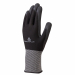 Guanto in poliestere/spandex. Spalmatura nitrile su palmo e punta delle dita. Puntini nitrile su palmo. Finezza 15. Categoria DPI: 2. Certificazione CE. Conformità alle norme EN420:2003+A1:2009 e EN388:2016+A1:2018.