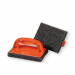 Il prodotto Scotch-Brick™ è costituito da un’impugnatura color arancio permanentemente saldata ad una fibra abrasiva nera per pulizie pesanti, ideale per rimuovere le incrostazioni da piastre e griglie.