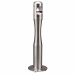 Posacenere da terra in acciaio inox satinato. Dotato di secchio interno in acciaio inox con maniglia (4 litri) e serratura con chiave per anti-vandalismo. Piedini d’appoggio in plastica con possibilità di fissaggio della base al suolo. Dimensioni: H 108cm