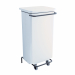 Contenitori mobili a pedale con struttura e coperchio in metallo verniciato bianco con polvere epossidica. Frontale asportabile per facilitare il ricambio del sacco. Ampio pedale per utilizzo conforme a HACCP. Ruote in gomma Ø 95mm. L48 x P42 x H96,5cm. S
