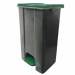 Contenitore in polipropilene plastica riciclata (minimo 70%); sistema d’apertura del coperchio in plastica; coperchi disponibili in vari colori per incentivare la raccolta differenziata; ampio pedale per utilizzo conforme al metodo HACCP; maniglia di tras