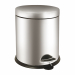 Pattumiera a pedale Bin Basic in acciaio inox AISI 410; maniglia di trasporto richiudibile in plastica; pedale in metallo con rivestimento in plastica per utilizzo conforme al metodo HACCP; base in plastica. Finitura: Brillante. Capacità: 5L. Peso: 0,96 k
