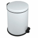Pattumiera a pedale New Bin Basic in acciaio zincato verniciato a polvere bianca; maniglia di trasporto richiudibile in plastica; pedale in plastica per utilizzo conforme al metodo HACCP; base in plastica.