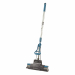 Lavapavimenti con manico in alluminio telescopico da 130cm e leva per stizzare la spugna mop. Lava e asciuga, ideale per qualunque tipo di superficie: piastrelle, marmo, linoleum, ma anche anche per le finestre. Dà ottimi risultati su tappeti o moquette, 