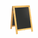 Lavagna a cavalletto con doppia faccia, realizzata in legno laccato resistente agli agenti atmosferici. Finitura rustica e naturale. Superficie di scrittura non porosa, antigraffio e facile da pulire. Completata con componenti in acciaio inossidabile. Sop