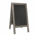 Lavagna a cavalletto con doppia faccia, realizzata in legno laccato resistente agli agenti atmosferici. Finitura rustica e naturale. Superficie di scrittura non porosa, antigraffio e facile da pulire. Completata con componenti in acciaio inossidabile. Sop