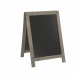Lavagna a cavalletto con doppia faccia, realizzata in legno laccato resistente agli agenti atmosferici. Finitura rustica e naturale. Superficie di scrittura non porosa, antigraffio e facile da pulire. Completata con componenti in acciaio inossidabile. Sop