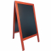 Lavagna nera da terra a cavalletto con doppia faccia. Cornice in legno duro con tripla laccatura che la rende idonea all'utilizzo anche in esterno. Superficie scrivibile con pennarelli a gesso liquido, antigraffio, resistente ai raggi uv e alle deformazio
