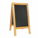 Lavagna a cavalletto con doppia faccia, realizzata in legno laccato resistente agli agenti atmosferici. Finitura rustica e naturale. Superficie di scrittura non porosa, antigraffio e facile da pulire. Completata con componenti in acciaio inossidabile. Sop