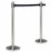 Colonnina in acciaio inox satinato H100cm con nastro in nylon da 210cm. Ogni colonnina ha 4 diversi punti per l'aggancio del nastro retrattile. Adatta sia per uso interno che esterno. Ogni colonnina comprende un attacco extra per fissare il nastro alla pa