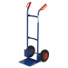 Utilissimo per il trasporto di scatolepesanti, casse e bagagli. Indispensabile in furgone o in garage. Dotato di 2 ruote pneumatiche da °26cm. Dimensioni 47x47cm h120cm. Portata max kg 200. Certificato tuv-gs.