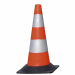 Cono in polipropilene rosso con strisce bianche rifrangenti. Base pesante in gomma. L27 x H50cm - 1850g.